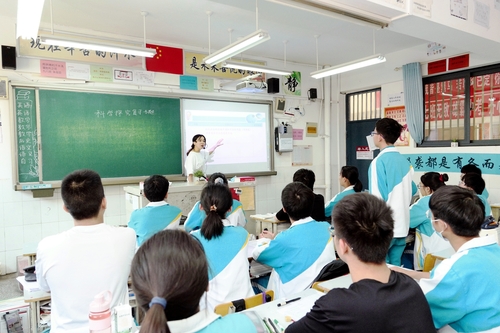 夯实教学常规，规范教育教学——二七区教研室一行莅临郑州四中进行常规教学视导检查